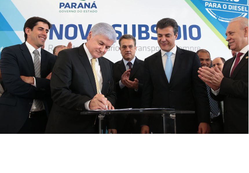 Da esquerda para a direita, deputados André Bueno (PDT), Valdir Rossoni (PSDB), Plauto Miró (DEM), governador Beto Richa (PSDB) e deputado Ademar Trai