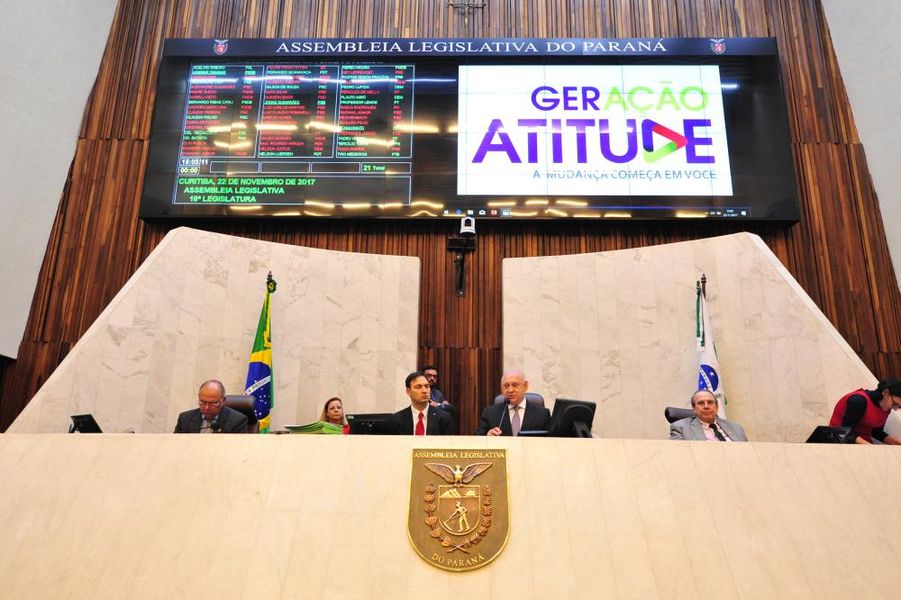 Presidente da Alep, Ademar Traiano (PSDB), anuncia o projeto vencedor no Geração Atitude 2017. 