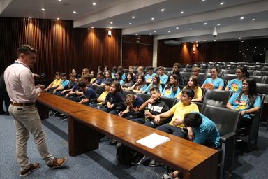 Estudantes de escola de Guarapuava visitam a Assembleia