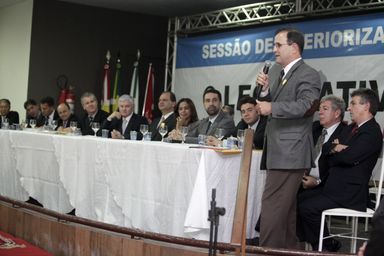 Assembleia presta homenagem a 21 ex-deputados de Maringá