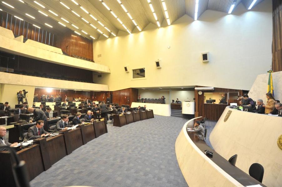 Parlamentares reunidos na sessão plenária.
