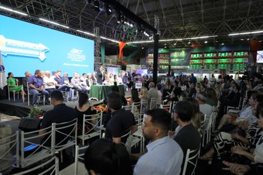 Durante Sessão Especial em Ponta Grossa, Assembleia recebe reivindicações da população dos Campos Gerais