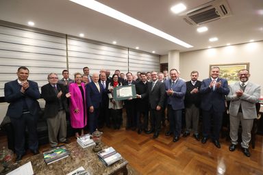 Desembargador Carlos Vieira von Adamek é homenageado na Assembleia Legislativa do Paraná