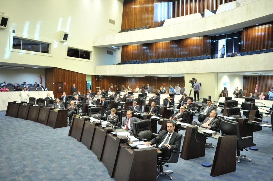 Parlamentares reunidos na sessão plenária desta segunda-feira (30).