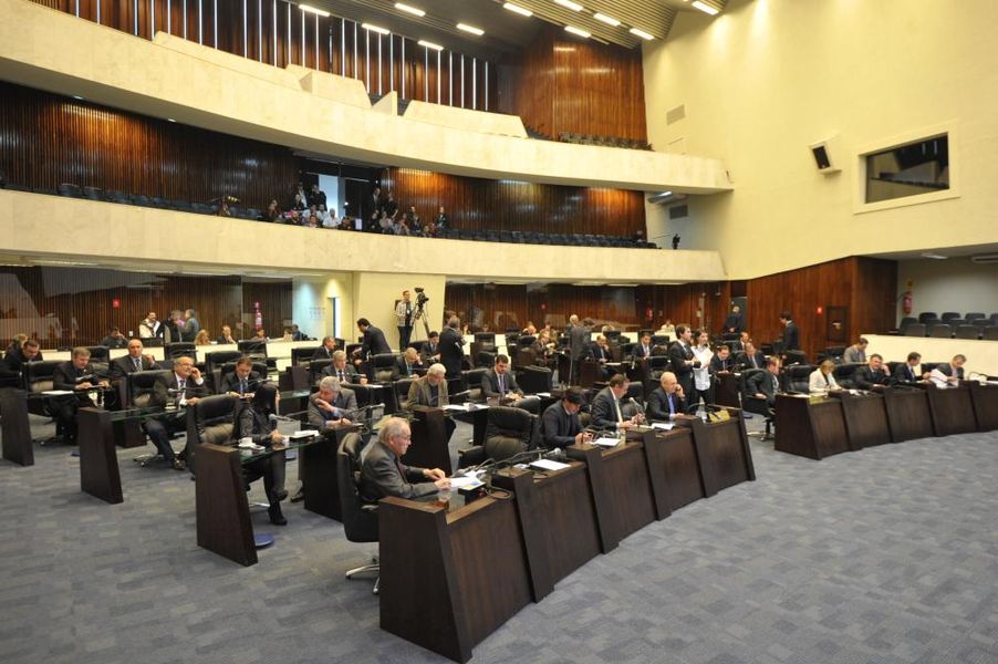 Parlamentares reunidos durante a sessão plenária desta segunda-feira (14).