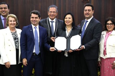 Deputados prestigiam sanção da lei que cria Câmara Criminal dedicada a crimes contra a mulher, aprovada em 48h pela Assembleia
