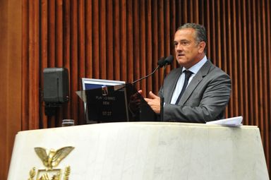 Deputado apresenta projetos que ampliam a discussão sobre educação financeira nas escolas
