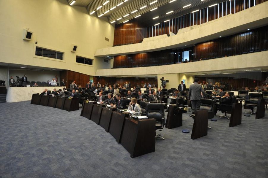 Visão geral do plenário durante a sessão desta segunda-feira (24).