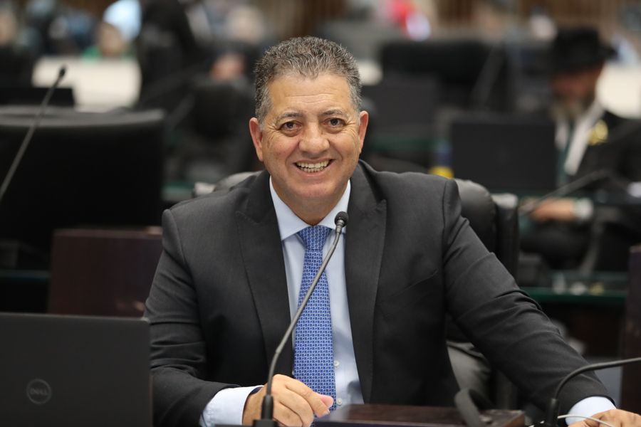 cobra com defesa idosos