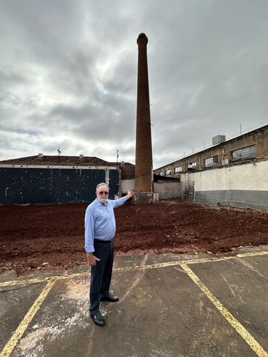 Deputado Tercilio Turini (PSD) pede à rede de farmácia que garanta preservação de chaminé histórica em Londrina