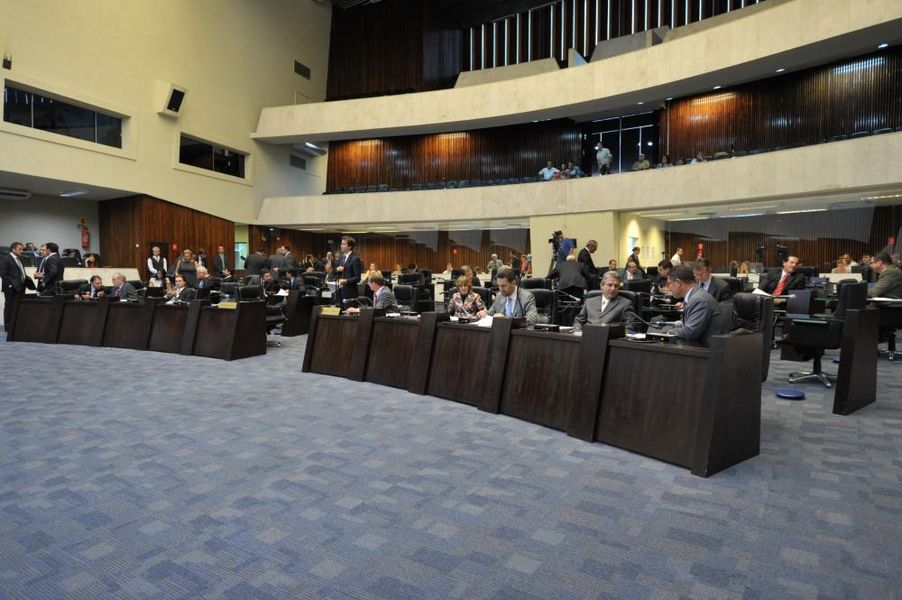 Parlamentares reunidos no plenário durante a sessão desta terça-feira (11).