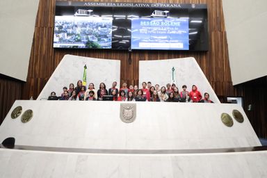 Alunos da Escola Municipal Julia Amaral Di Lenna visitam a Assembleia