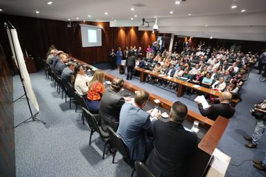 Com investimento de R$ 5 milhões, programa do governo lançado na Assembleia vai doar fraldas e absorventes