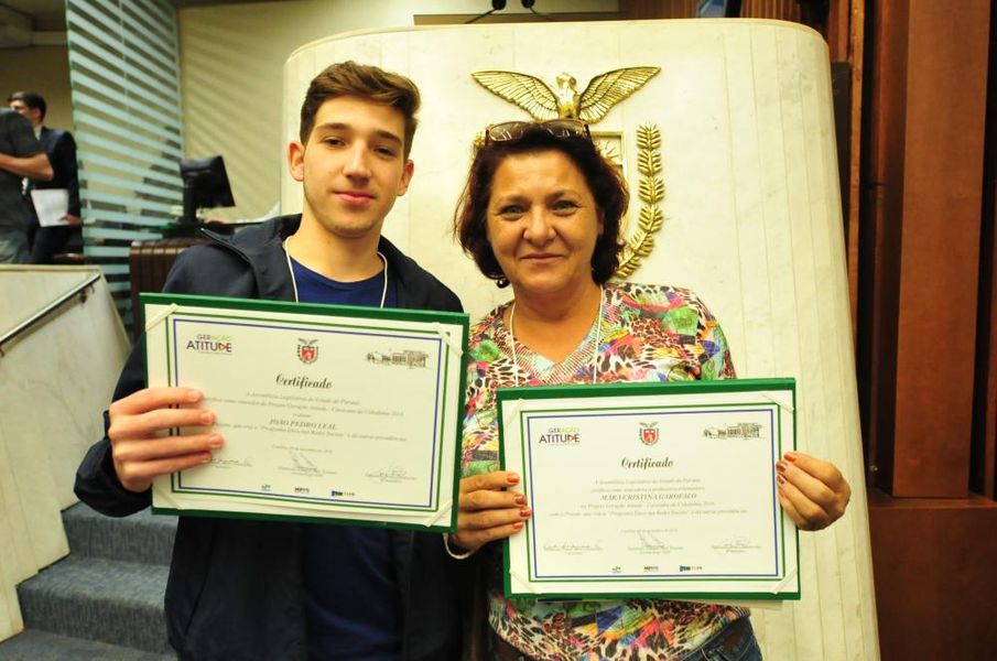 João Pedro Leal e a professora Mara Garófalo.