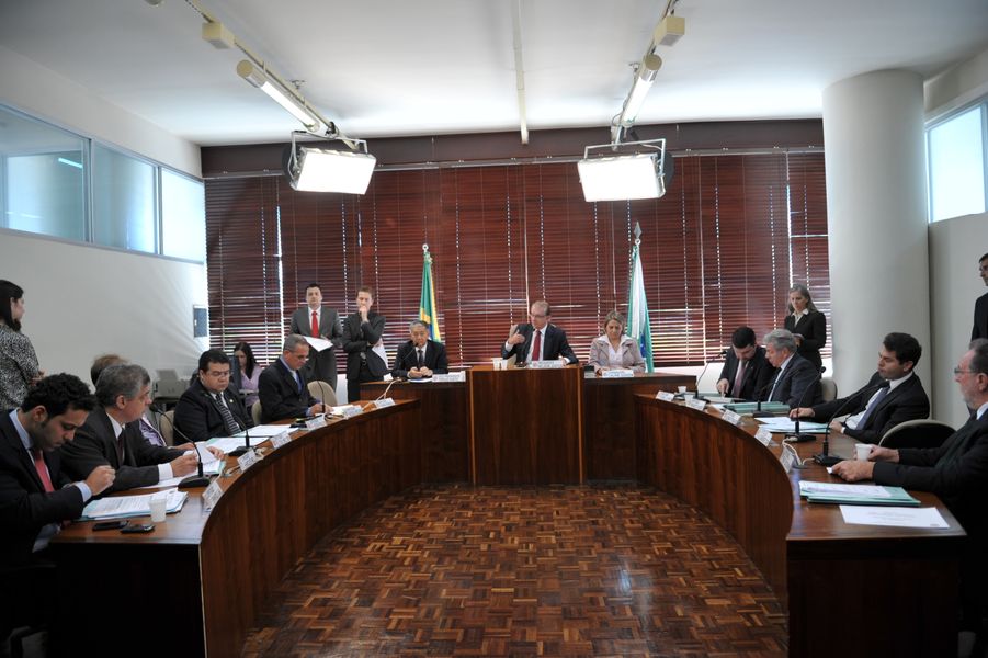 Deputados da Assembleia Legislativa do Paraná reunidos na CCJ.