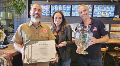 Deputada Maria Victoria (PP) entrega homenagem da Assembleia Legislativa à cervejaria de Maringá