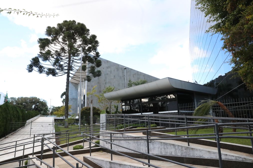 Projetos sobre classificação do tabaco, violência doméstica e taxas cartoriais estão na pauta da Assembleia Legislativa do Paraná