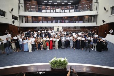 Paranaenses com atuação de destaque são homenageados em sessão solene na Assembleia Legislativa