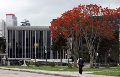 Pauta da sessão plenária de segunda-feira (11) relaciona 21 projetos e dez indicações