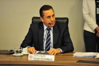 Adiada a decisão sobre fim da aposentadoria de ex-governadores