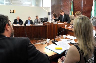 Comissão de Defesa do Consumidor avalia situação da Telefonia Móvel no Paraná