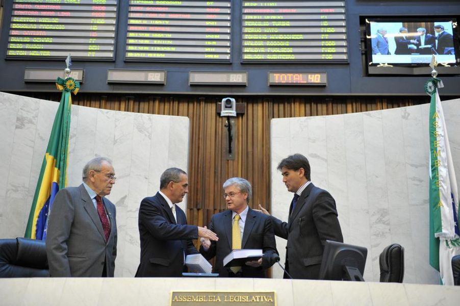 Da esquerda para a direita, deputados Duílio Genari, Nereu Moura, Rossoni e Paranhos.