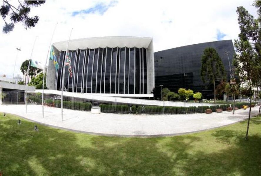 Frente da Assembleia Legislativa do Paraná.