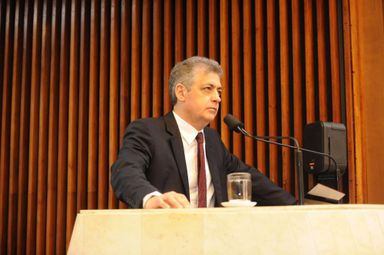 Péricles de Mello defende a importância do diálogo ao falar sobre a Semana da Cultura da Paz