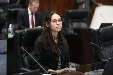Deputada Ana Júlia (PT) denuncia irregularidades na distribuição de aulas na rede estadual