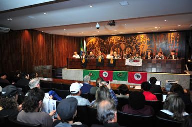 Projeto de lei federal que reduz controles para uso de agrotóxicos é debatido na Alep