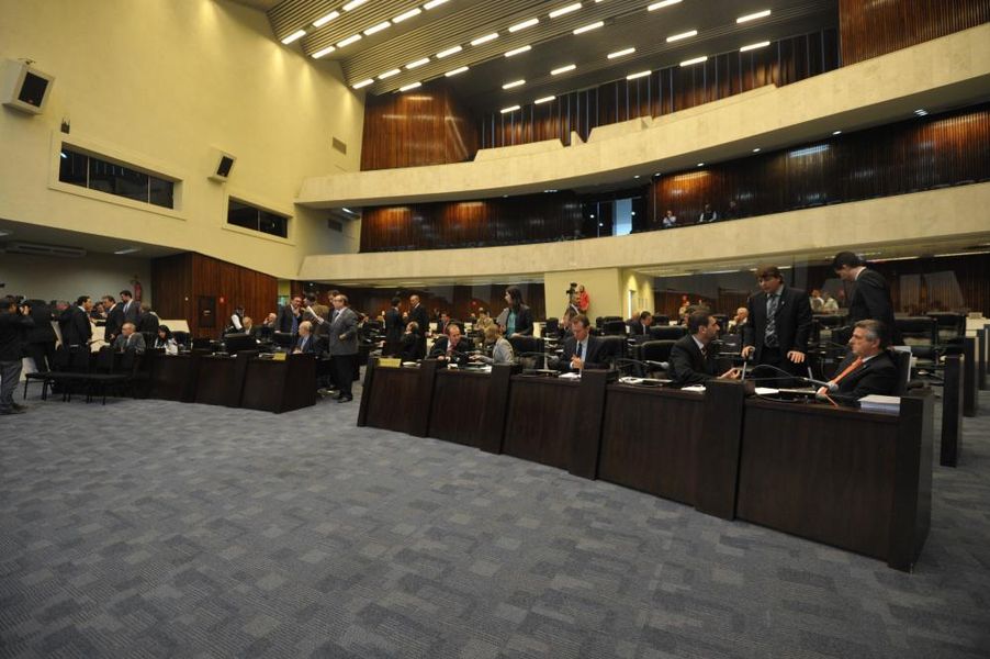Parlamentares reunidos no plenário durante a sessão  desta terça-feira (17).