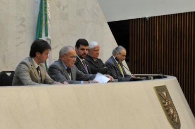 Archimedes de Macedo recebe na Assembleia o título de Cidadão Benemérito do Paraná