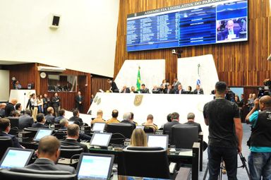 Na primeira sessão ordinária da nova Legislatura deputados aprovam dois projetos de lei