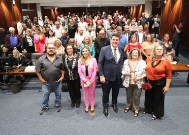 Feirantes de todo o Paraná são homenageados na Assembleia Legislativa