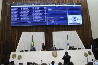 PEC sobre taxa no ensino público divide opiniões e fica para último dia do Parlamento Universitário
