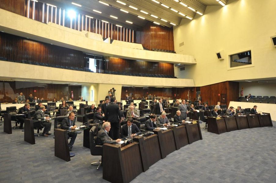 Parlamentares reunidos na sessão plenária desta terça-feira (26).