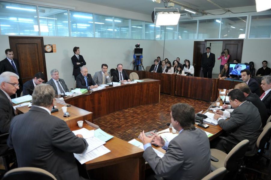 Parlamentares reunidos na CCJ desta terça-feira (26).