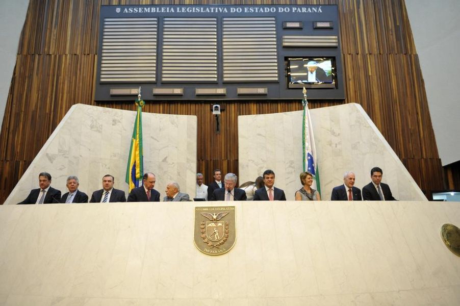 Empresário Mário Petrelli recebe o título de Cidadão Honorário do Paraná. 