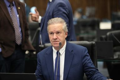 Deputado Luis Corti (PSB) pede a taxação da importação de leite e a proibição da reidratação do leite em pó