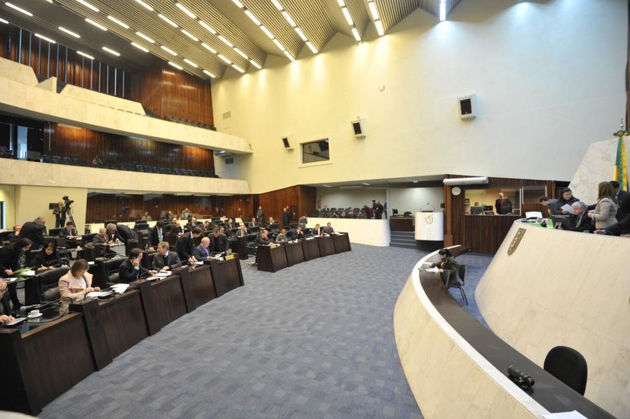 Parlamentares reunidos na sessão plenária desta quarta-feira (02). 