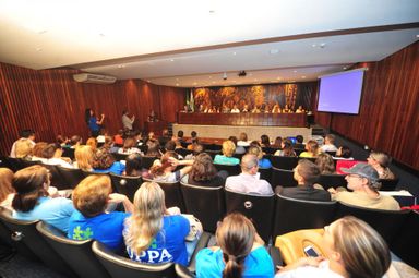 Regulamentação de lei que garante direitos aos autistas é debatida na Assembleia