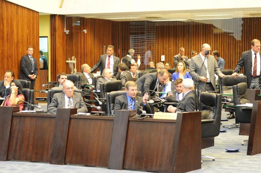 Parlamentares reunidos na sessão plenária desta terça-feira (04).