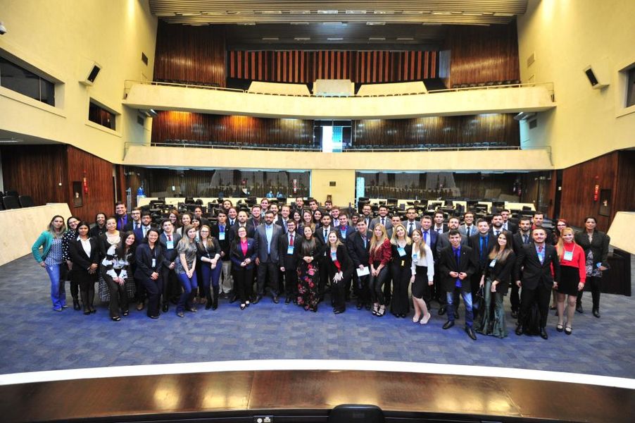 foto encerramento parlamento universitario