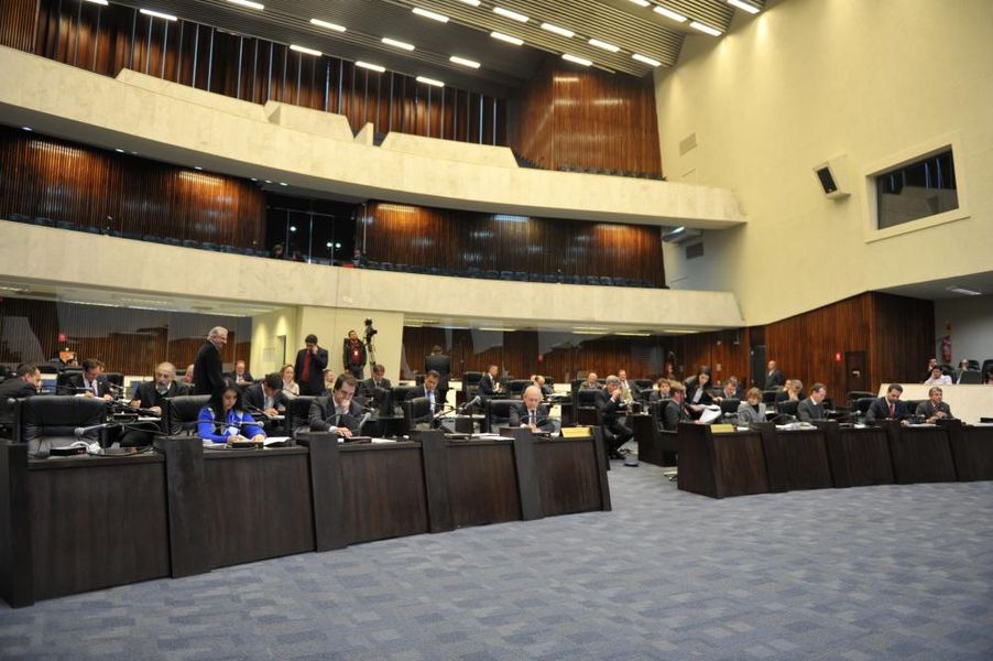 Visão geral do plenário durante a sessão desta terça-feira (20). 