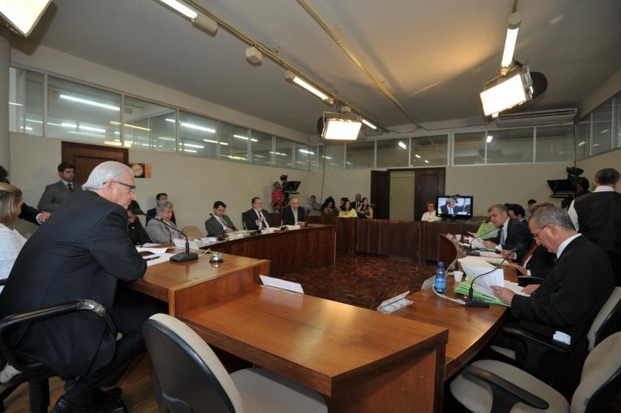 Parlamentares reunidos na CCJ nesta terça-feira (08).