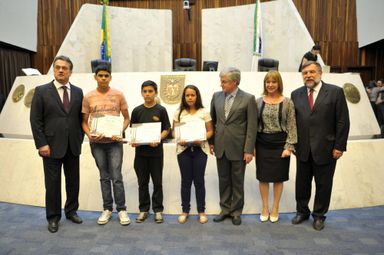 Alunos vencedores do 1º Concurso de Redação da Assembleia Legislativa recebem premiações