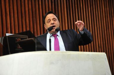 "Diálogo continuará pautando a atuação da Liderança do Governo", afirma Hussein Bakri