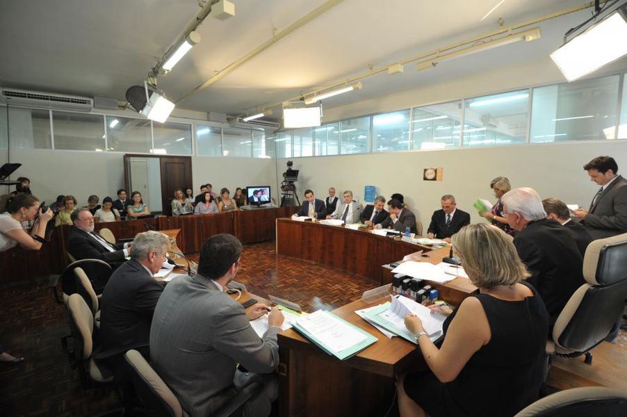 Parlamentares reunidos na CCJ desta terça-feira (25). 