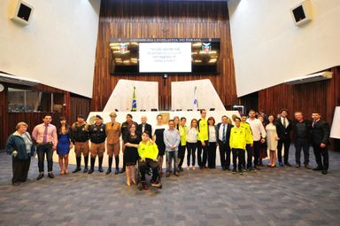 Equipe paranaense de paraenduro recebe homenagem na Assembleia Legislativa