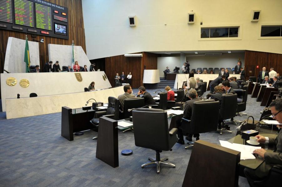Parlamentares reunidos na primeira sessão plenária de novembro nesta segunda-feira (04).